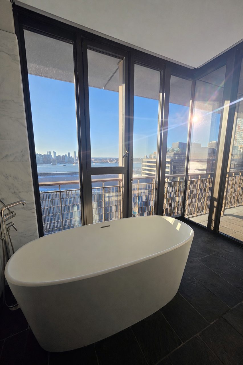 Soaking tub